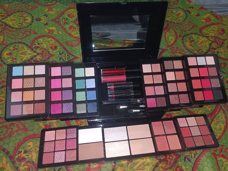 Miss Rose Fashion Makeup Kit 0