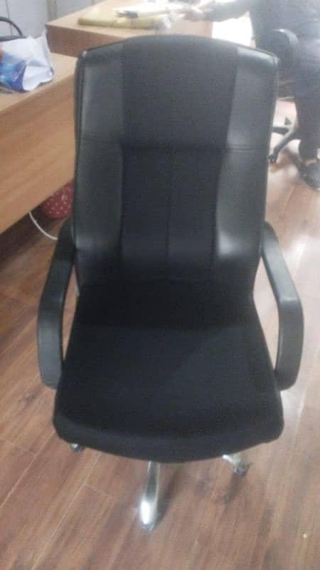 Good condtion chair 0