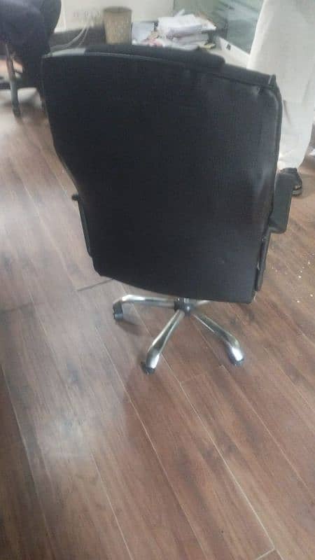 Good condtion chair 1