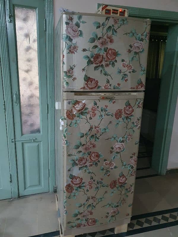 dowlance refrigerator vert good condition 0