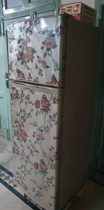 dowlance refrigerator vert good condition 1