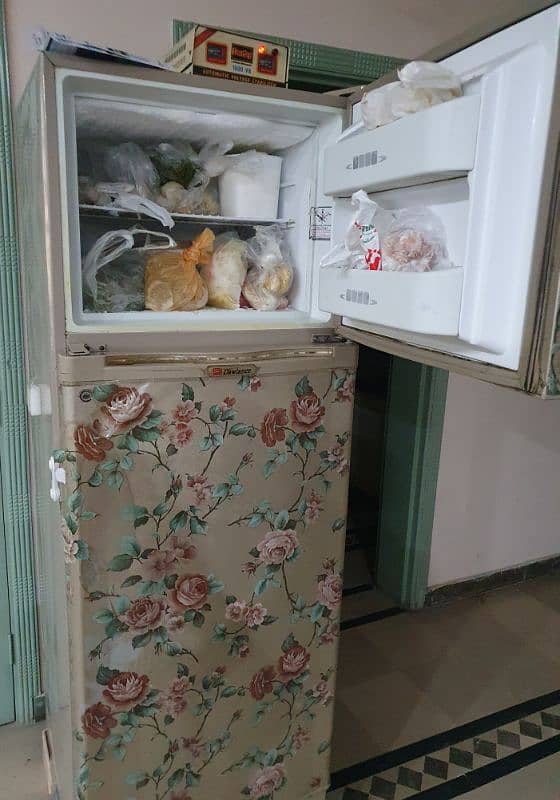 dowlance refrigerator vert good condition 2