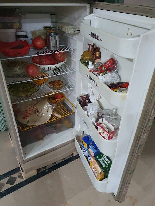 dowlance refrigerator vert good condition 3