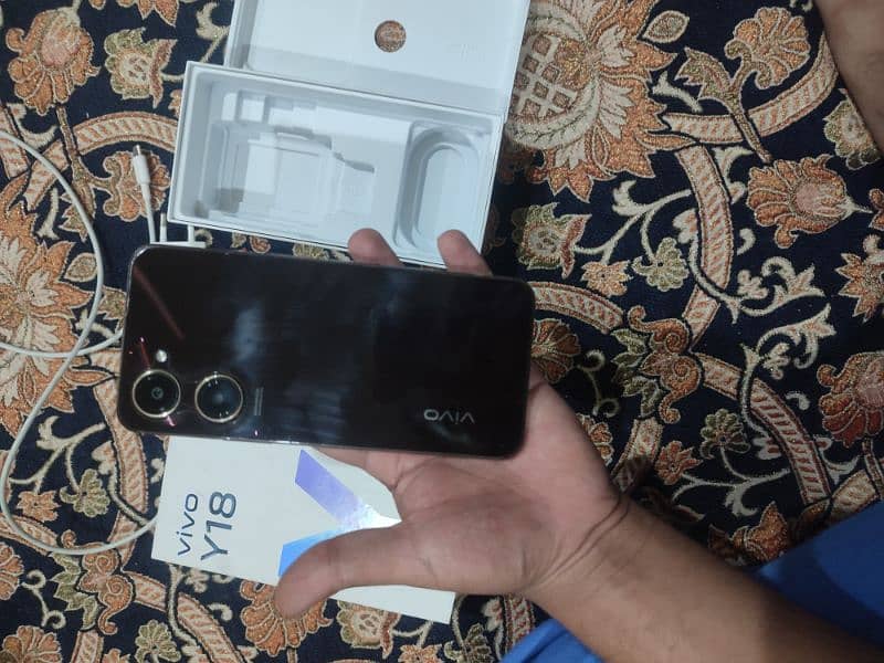 vivo y18 6+6 128 gb memory. 7