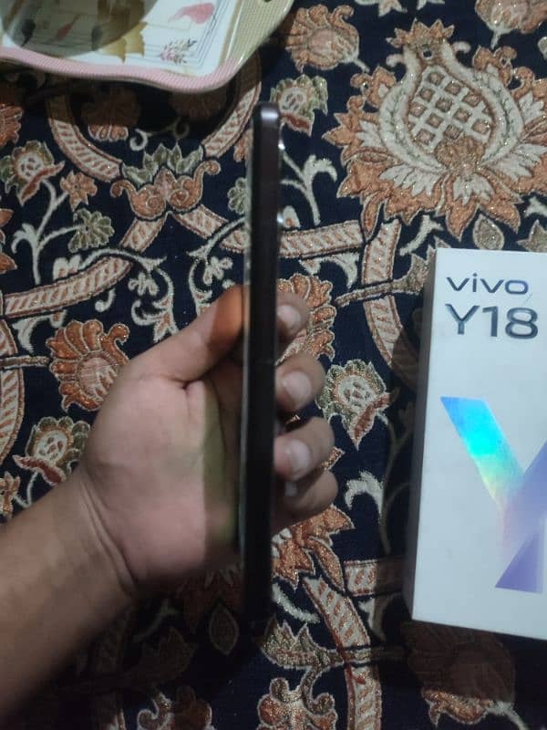 vivo y18 6+6 128 gb memory. 17