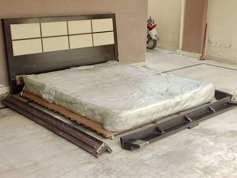 King Size Bed / With Spring Mattress / With Side Tables 0