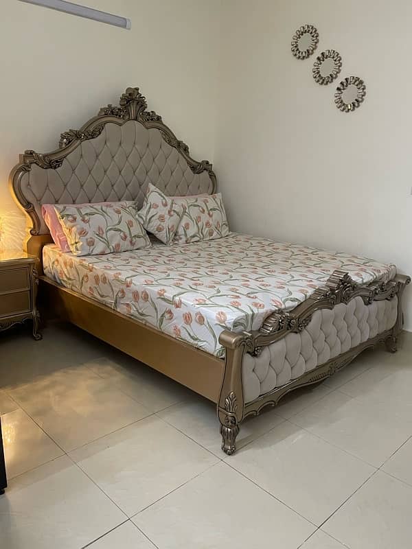 Victoria King Bed Set (4 piece) 3