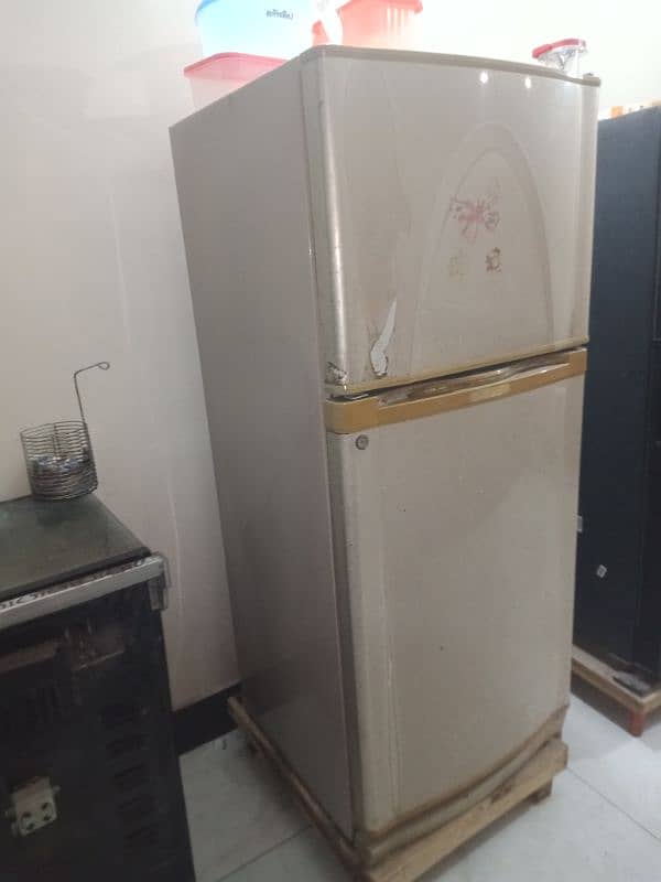 Dawlance company ki Medium size ha bhtrin condition and cooling. 1