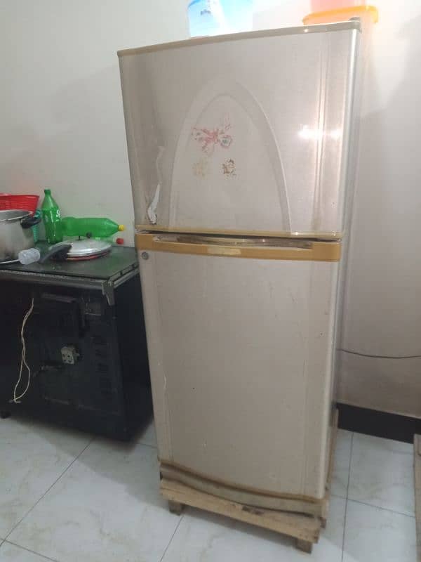 Dawlance company ki Medium size ha bhtrin condition and cooling. 2