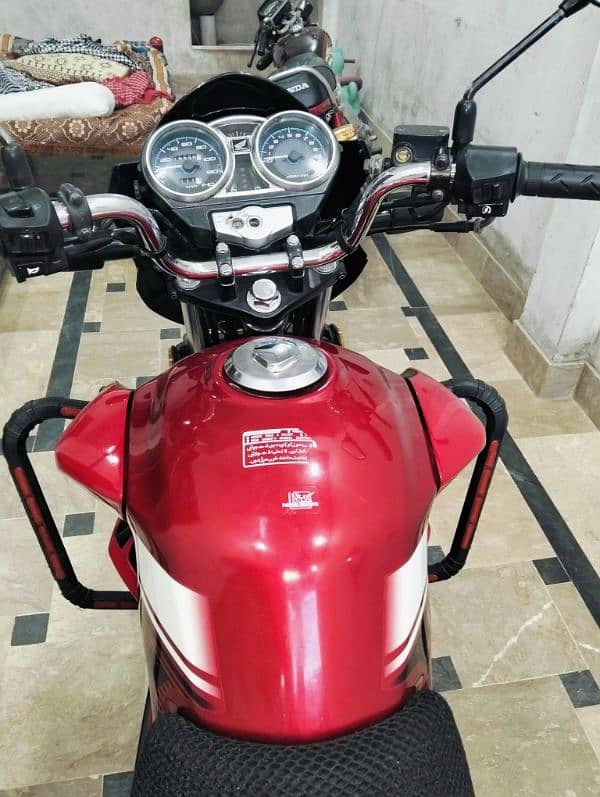 Honda CB 150 F excellent condition for urgent sale 4