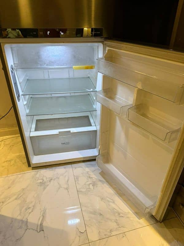 LG Fridge in good condition 3