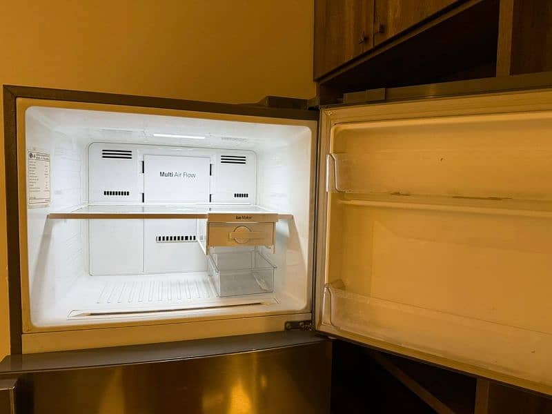 LG Fridge in good condition 6