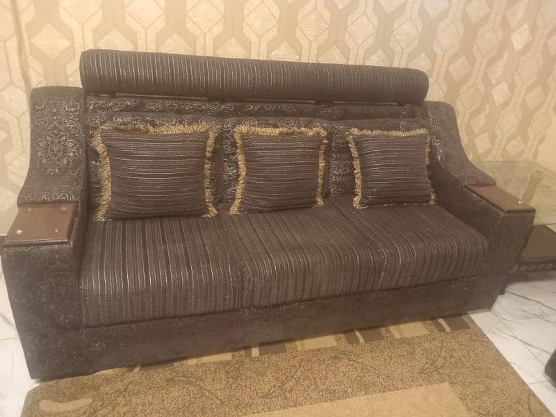 3.2. 1 sofa set in good condition 1