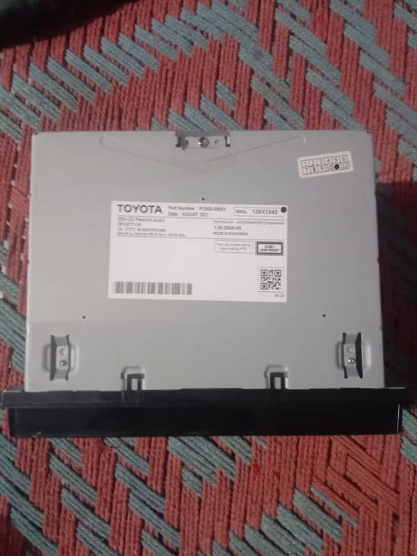 Toyota Yaris original head unit multimedia display 1