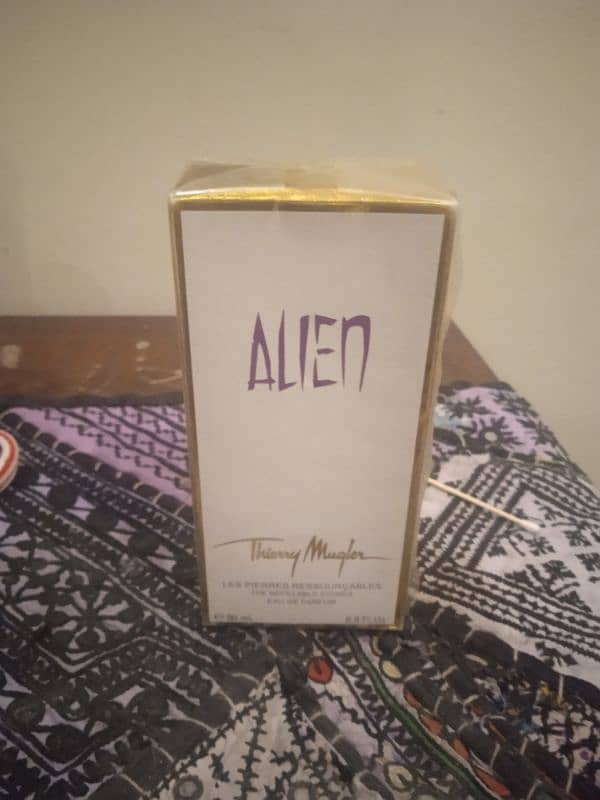 Alien perfume 4