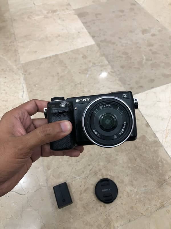 Sony Alpha Nex 6 Mirrorless Camera with 2.8mm Prime Lens 0