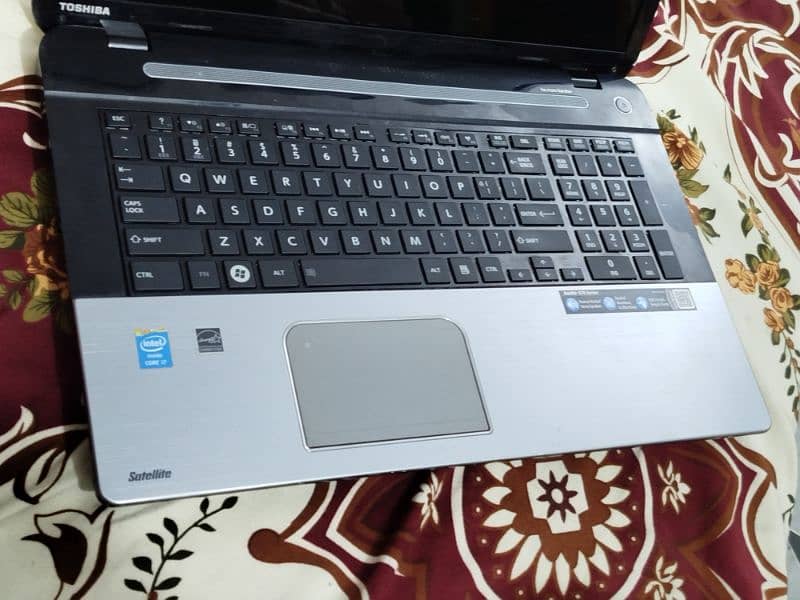 Toshiba Satellite s75-a7334.    i7\4th 1