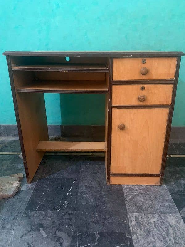 Computer Table used but in good condition 0