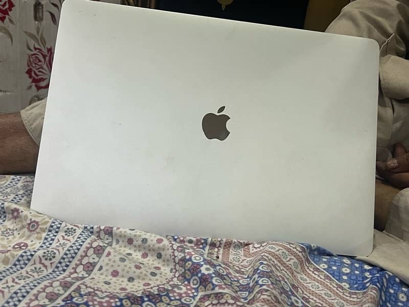 MacBook Pro core i9 1