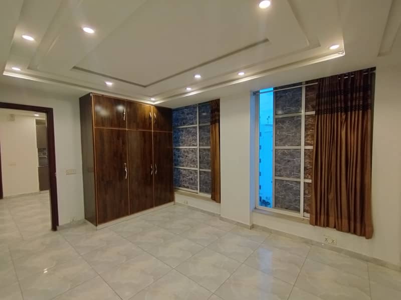 1 BED NON FURNISHED FOR RENT HOT LOCATION 5