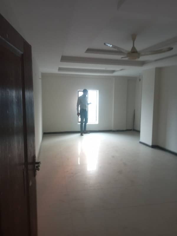 1 BED NON FURNISHED FOR RENT HOT LOCATION 11