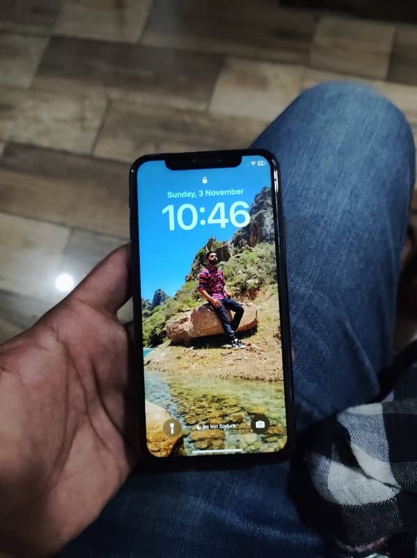 i phone x picture ne back par just shado aa rha he back bilkul saf he 6