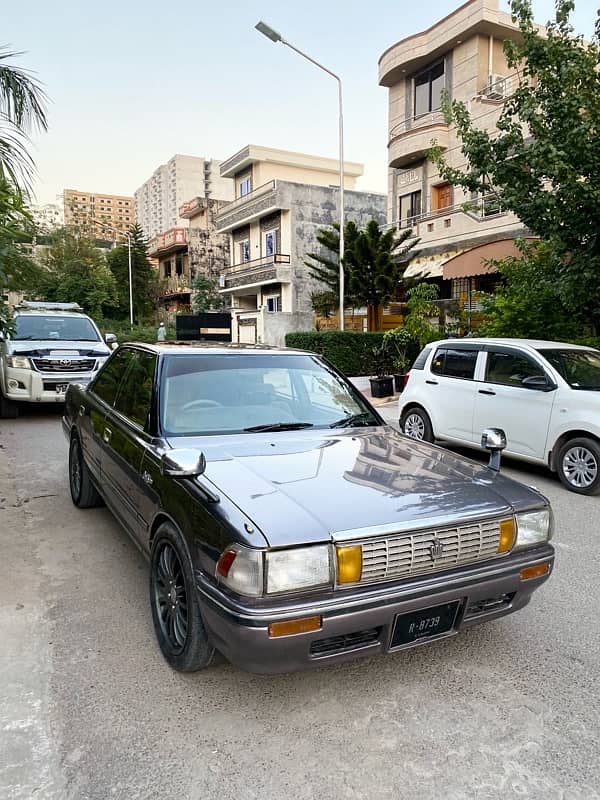 Toyota Crown 1988 pillar less original body 1