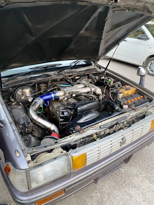 Toyota Crown 1988 pillar less original body 16