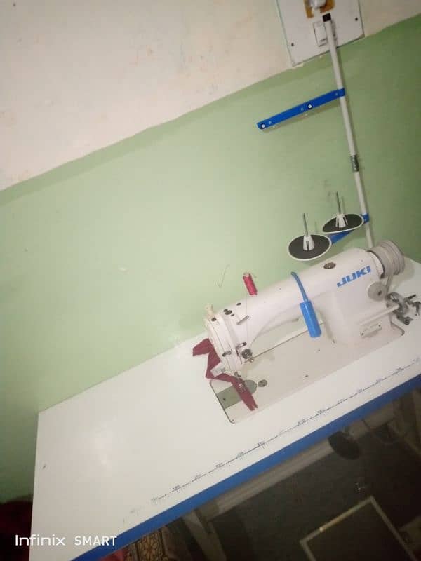 Juki 8700 sewing machine 3