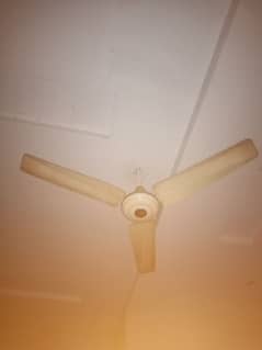 10/10 condition ha new 10 hazar Ka AK fan ha .