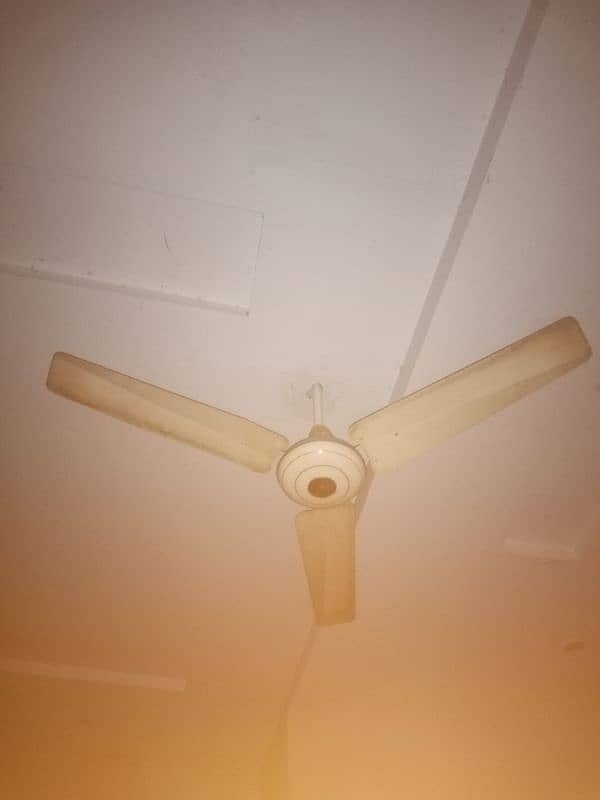 10/10 condition ha new 10 hazar Ka AK fan ha . 0