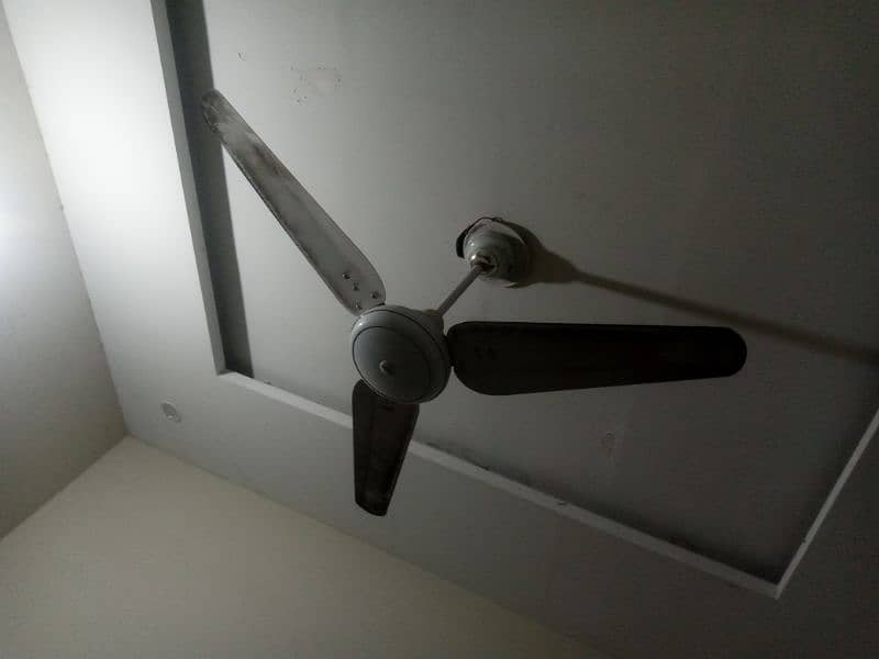 10/10 condition ha new 10 hazar Ka AK fan ha . 3