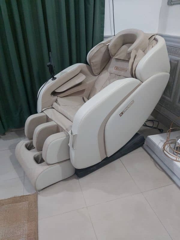 JC BUCKMAN IndulgeUs Full Body Massage Chair (Beige) 0