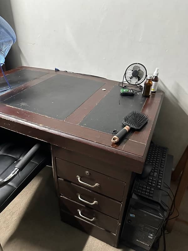 Excecutive Office table in best condition 0