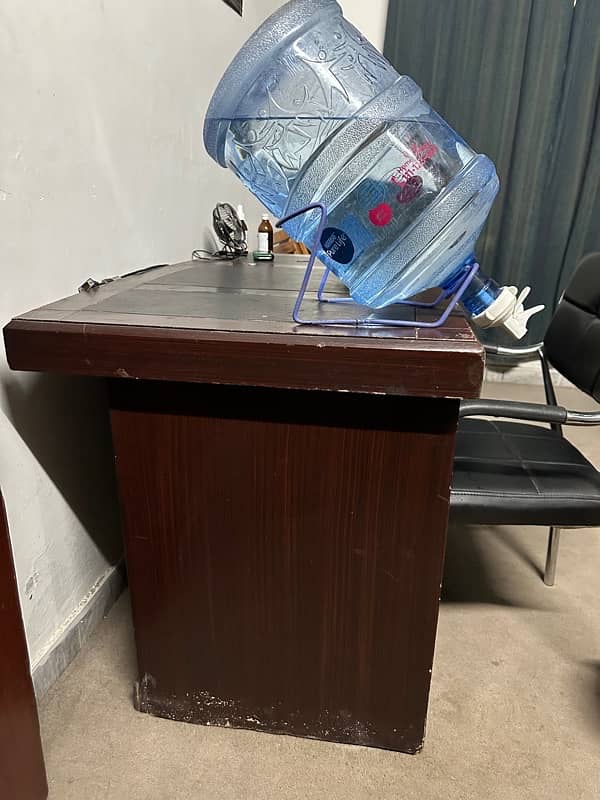 Excecutive Office table in best condition 1