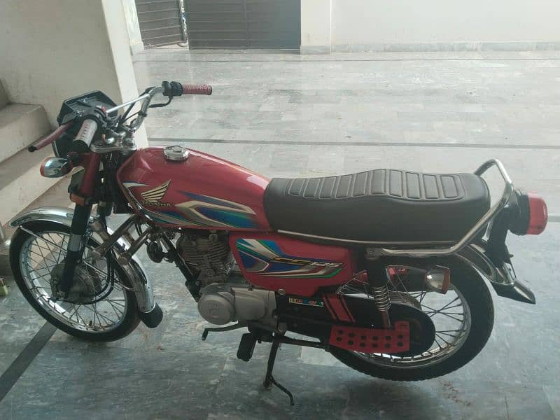 Honda 125 new condition. Total genuine with golden number. 2