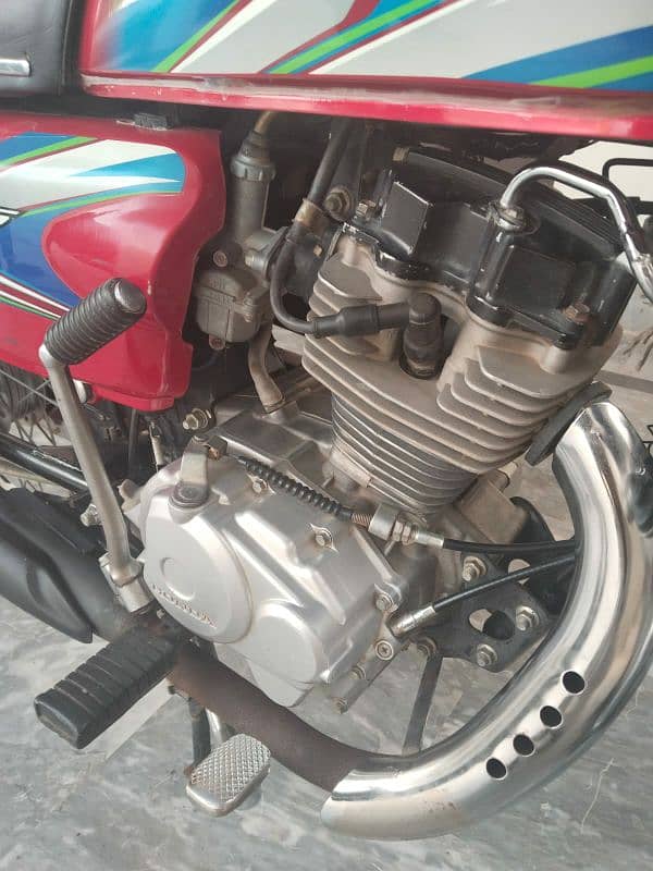 Honda 125 new condition. Total genuine with golden number. 4