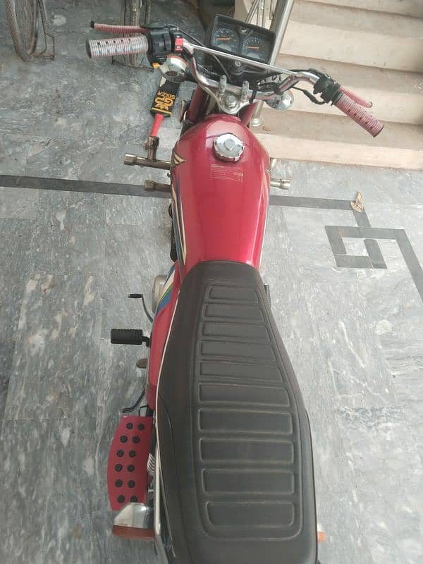 Honda 125 new condition. Total genuine with golden number. 10