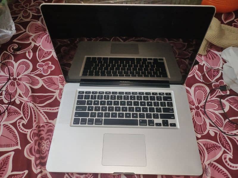 MacBook 2010 for sale not working maybe some battery issue 0