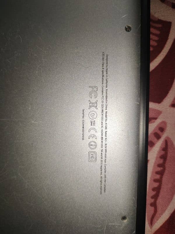 MacBook 2010 for sale not working maybe some battery issue 2