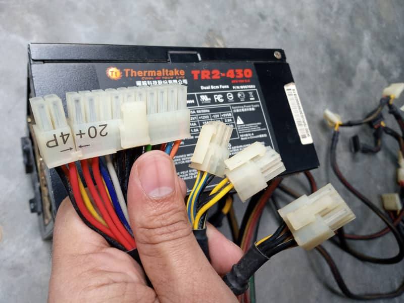 Thermaltake TR2 430 Watts Gaming Power Supply 3