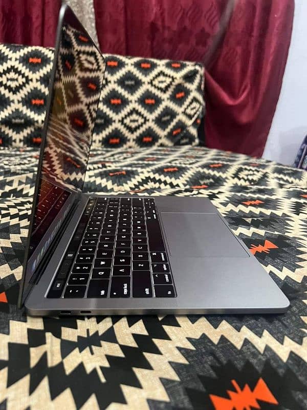 macbook 13 inch Core i7 7