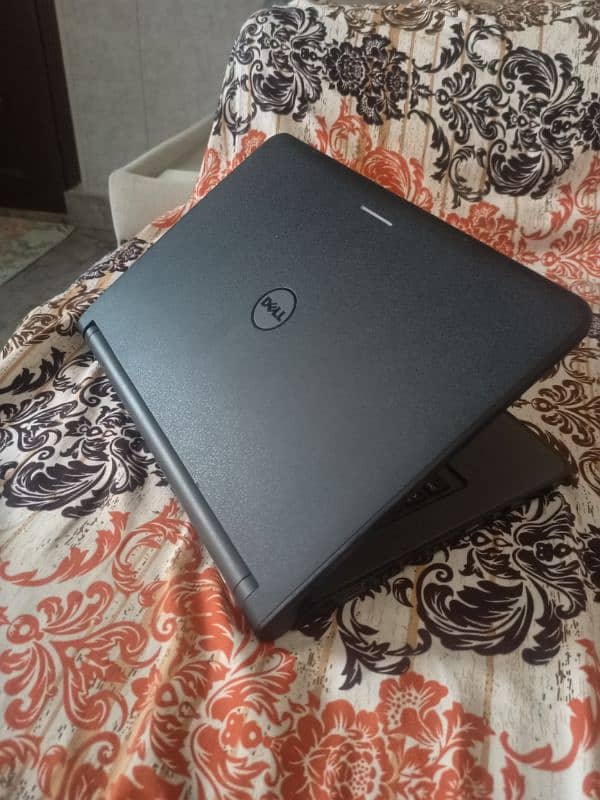 Dell 5th generation laptop 4gb ram 500gb HDD 4hr battery camera 1