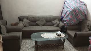 Used 5 seter sofa and نئی(غیر استعمال شدہ) 4 عدد رضایاں+ 2 عدد تلائی