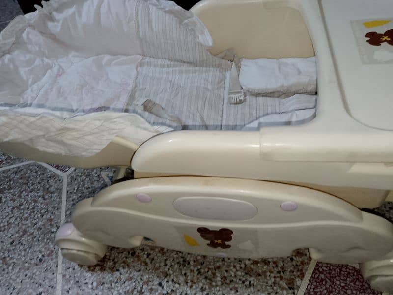 4 in one baby bed,with swing and chair used good condetion03006175679 2