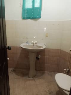 Room for rent only family 300 sqrfet gelry washroom in qayomabad. 03225996882