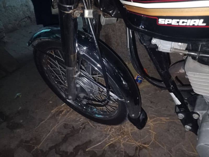 honda 125 with gold number urgent sale 8