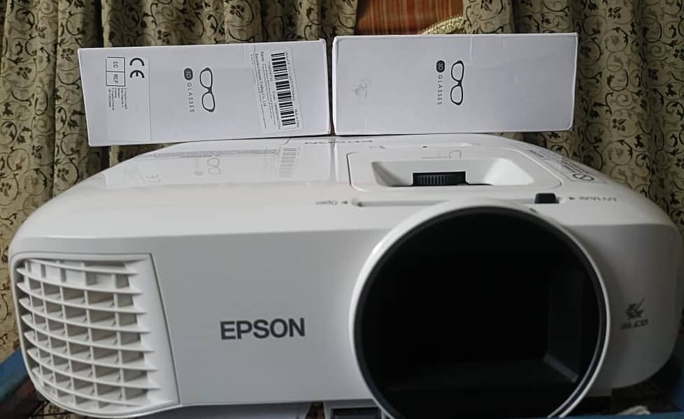 EPSON HOME CINEMA 2100,3-D PROJECTOR W/ REMOTE + 2 x 3D glassess 1