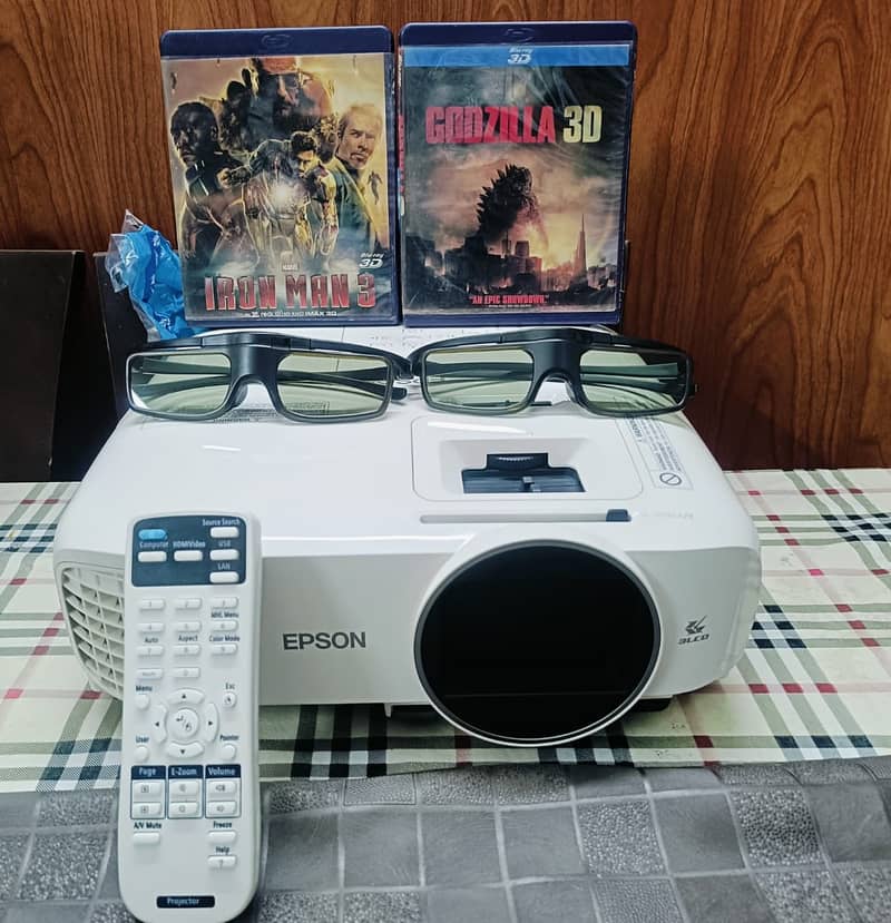 EPSON HOME CINEMA 2100,3-D PROJECTOR W/ REMOTE + 2 x 3D glassess 12