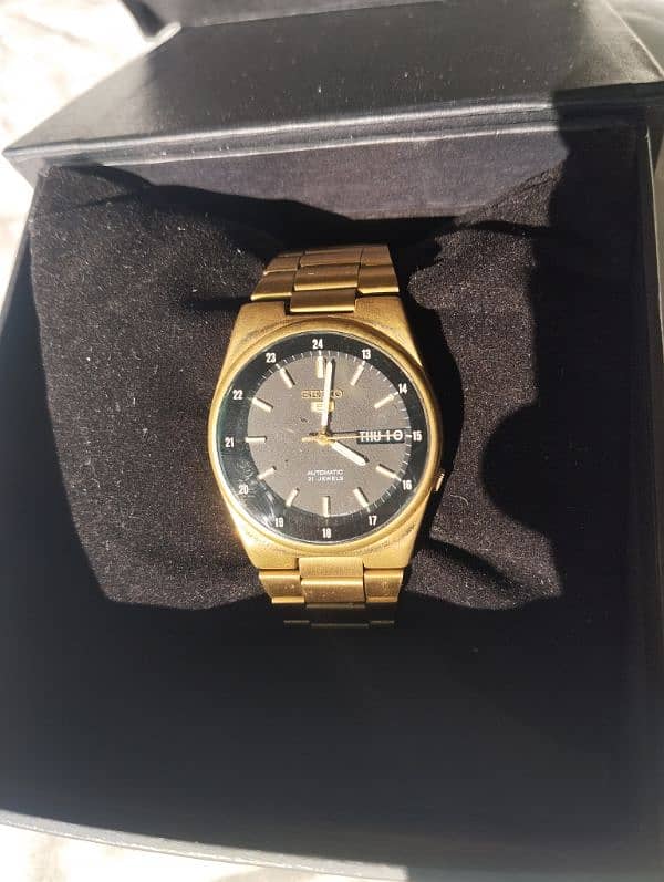 Seiko 5 Black and Golden 21 Jewels. 1